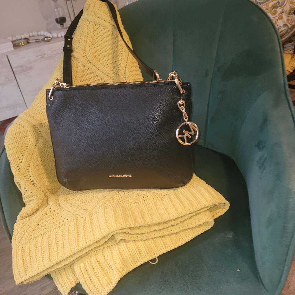Michael Kors Lillie Large Pebbled Messenger Bag